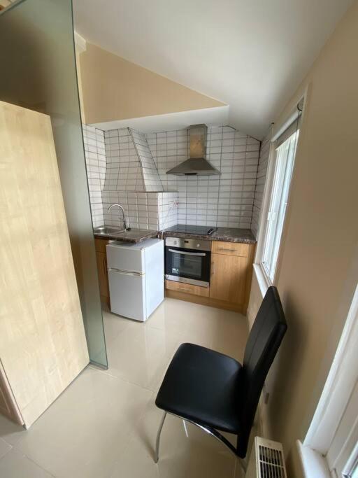 Studio To Let In Covent Garden With Kitchen Лондон Екстериор снимка