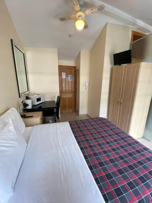 Studio To Let In Covent Garden With Kitchen Лондон Екстериор снимка